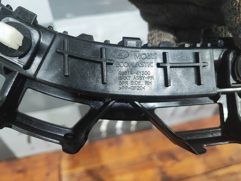 Кронштейн бампера задний правый Kia Rio 3 новый 866144Y500