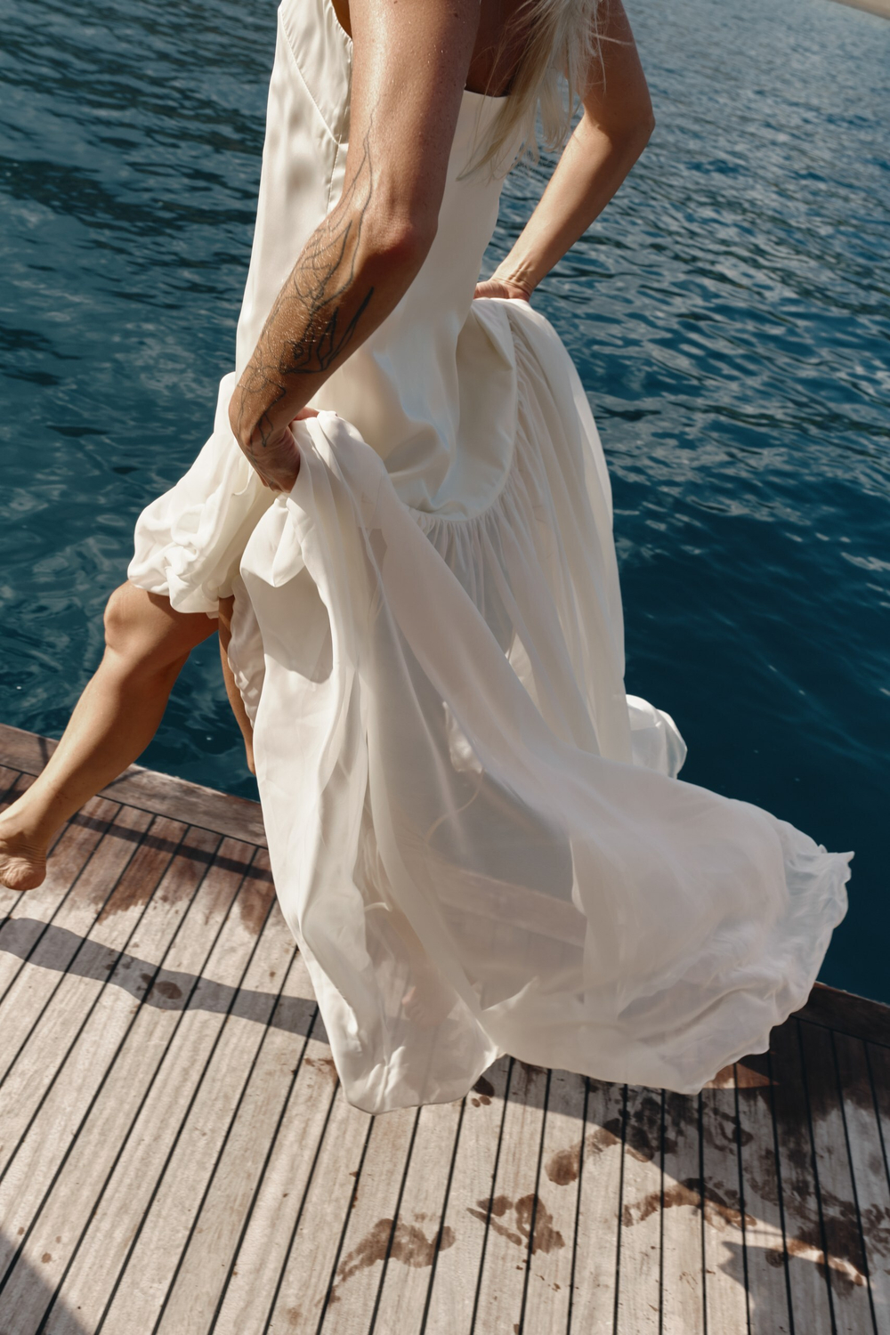 Платье на тонких бретелях