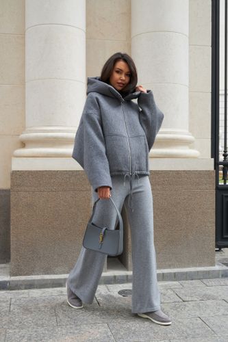 Утепленная серая куртка с капюшоном