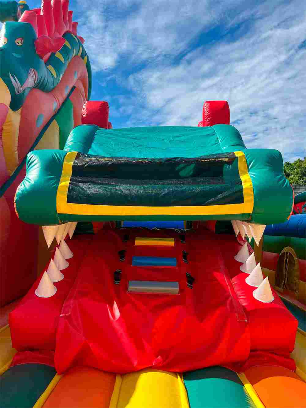 Коммерческий надувной батут «Змей Горыныч» с механизированной головой 14*8*7 м