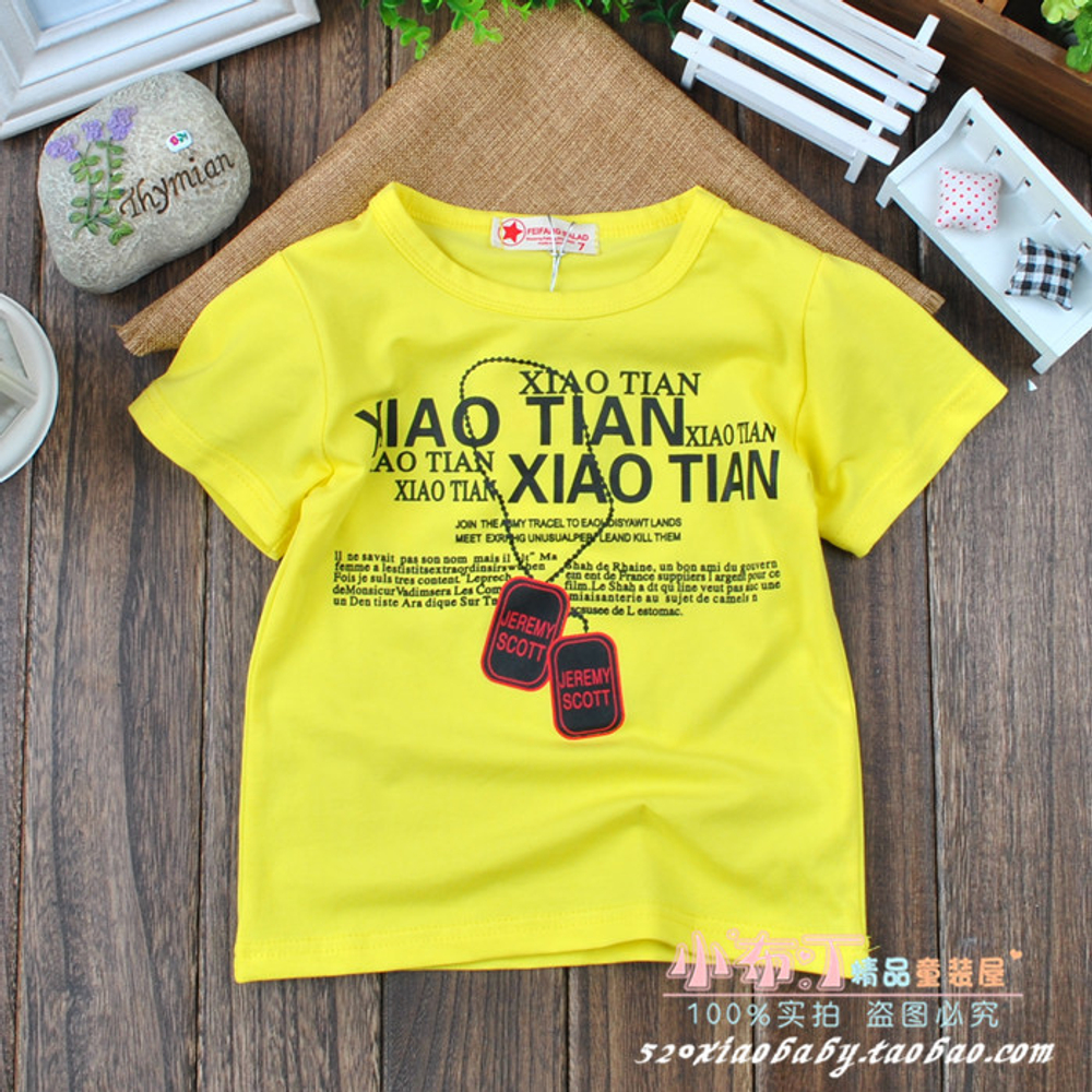 Футболка с надписями и принтом армейских жетонов на цепочке