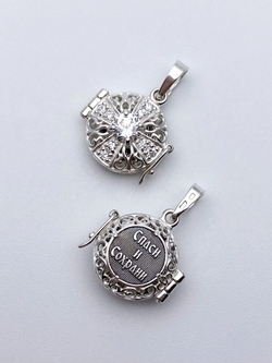 Ладанка из серебра/Чернение/С подвижным ухом/Со вставкой из прозрачных фианитов/Казанская БМ