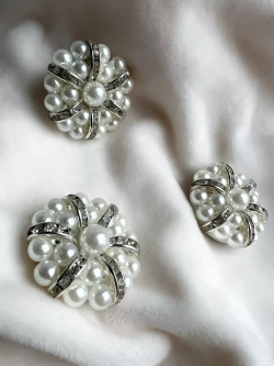 Большая пуговица-брошь с бисером жемчугом и стразами 3 шт