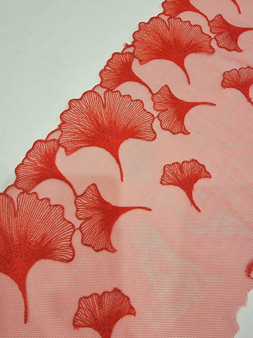 Вышивка на сетке красная К604 левая