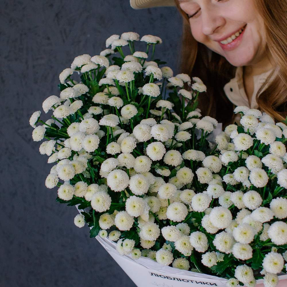 159. Воздушный стойкий моно-букет с хризантемой сантини