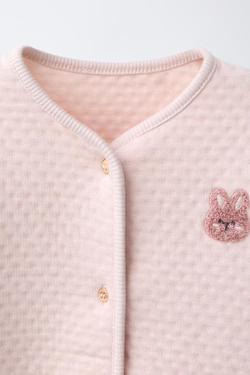 ZARA СТЕГАНАЯ КУРТКА С ВЫШИВКОЙ БУКЛЕ, РОЗОВЫЙ