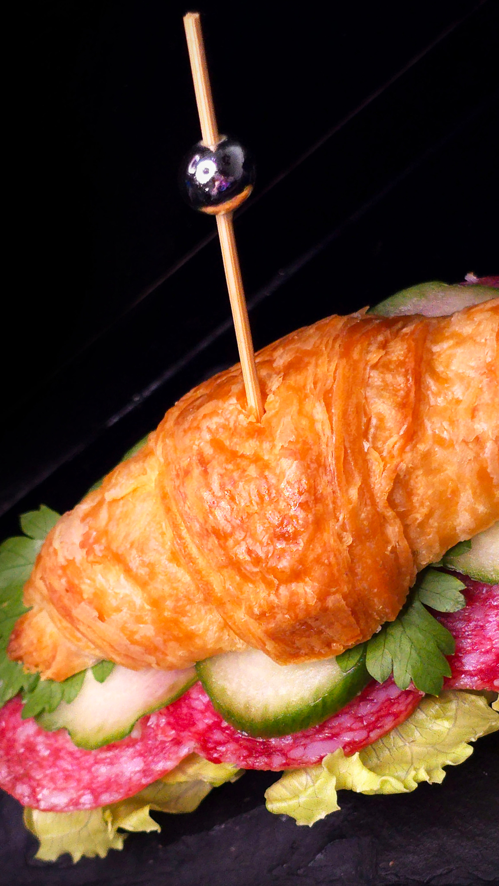 Сливочный круассан с копченой колбасой и овощами