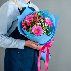 Розовый букет с герберами