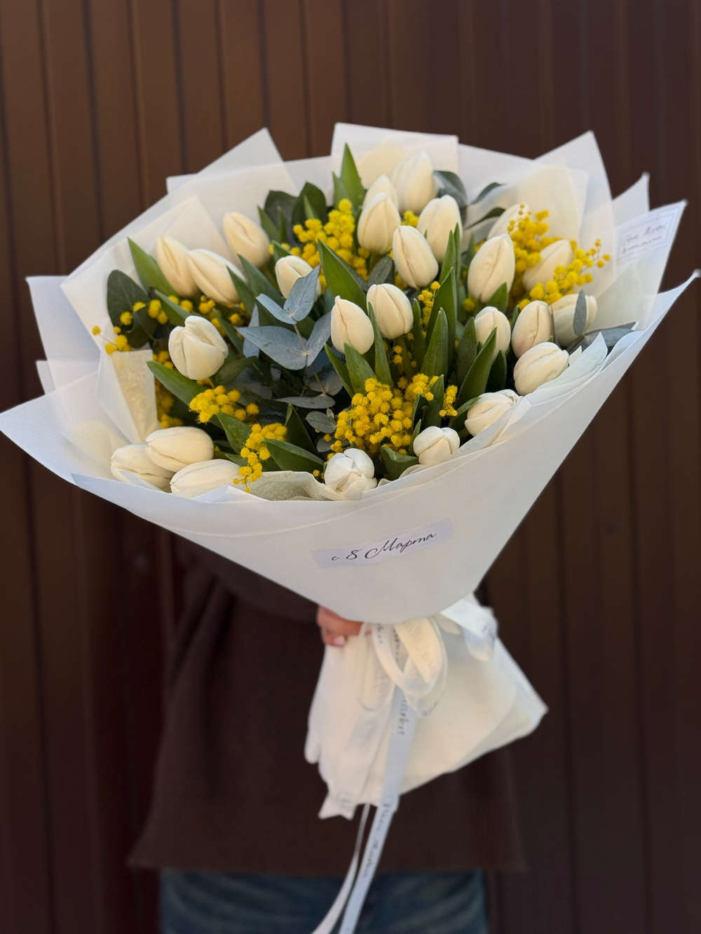 Белые тюльпаны, эвкалипт и воздушная мимоза в элегантном оформлении от Флора Маркет