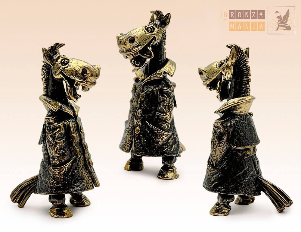 фигурка Конь в пальто