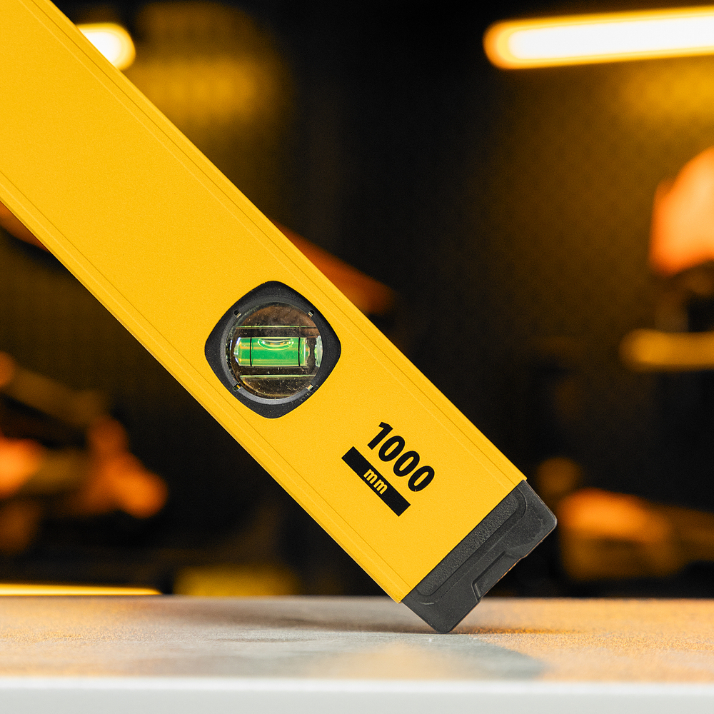 Уровень алюминиевый, магнит, фрезерованный, 3 глазка (1 зеркал.) 0,5 мм/м, 1000 мм Denzel