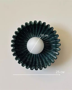 Керамические бра круглой формы в насыщенном тёмно-изумрудном и тёплом жёлтом цветах.