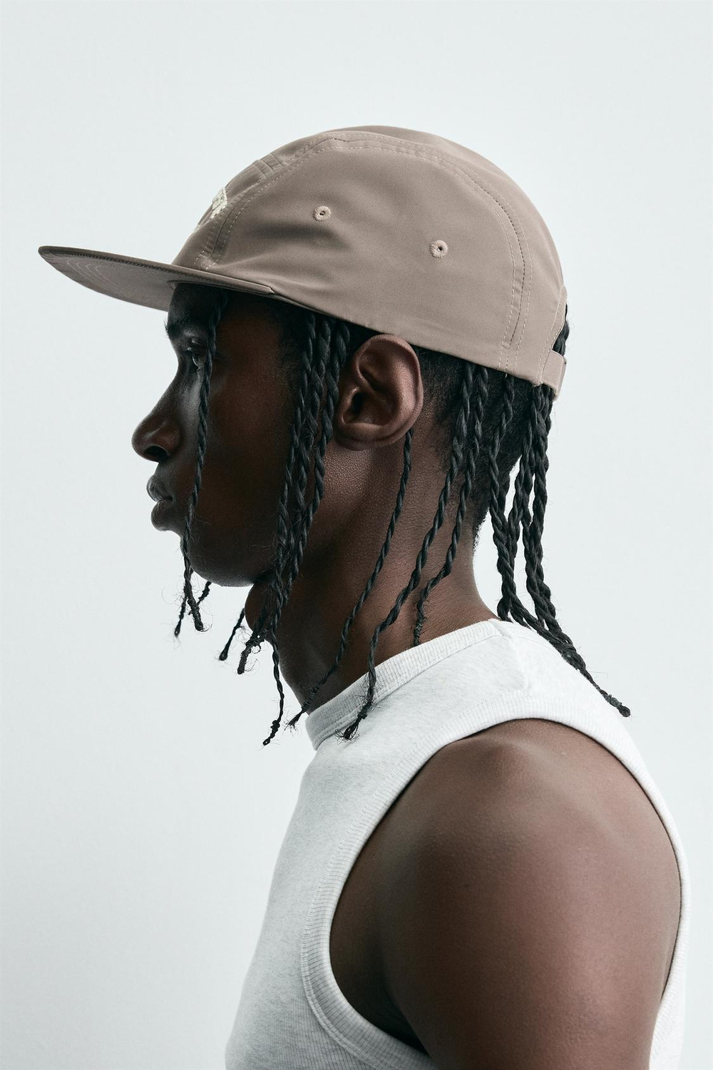 ZARA КЕПКА С ПЛОСКИМ КОЗЫРЬКОМ И ВЫШИВКОЙ, СЕРО-КОРИЧНЕВЫЙ