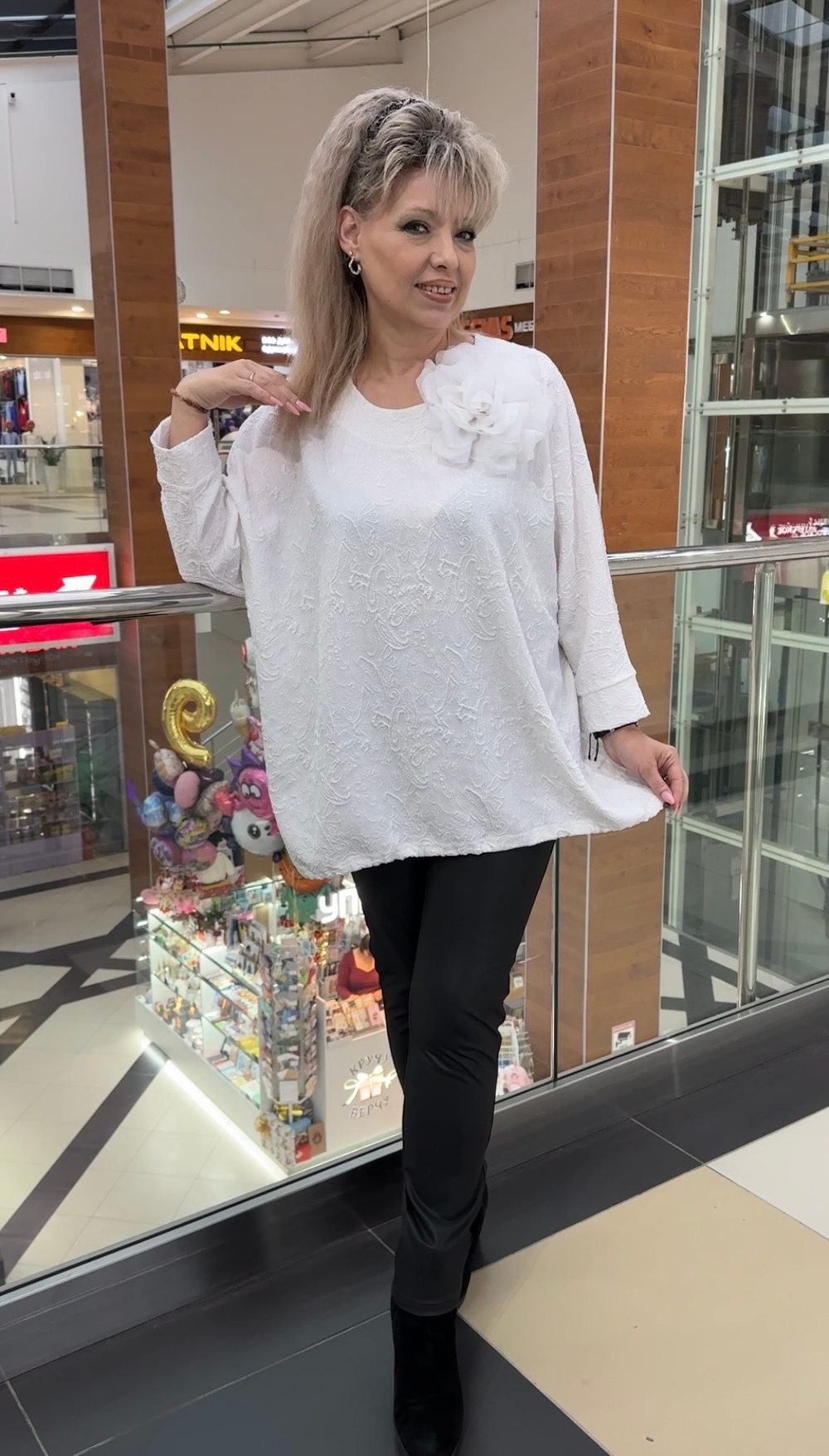 Белый туника-блузон со сьемной брошью