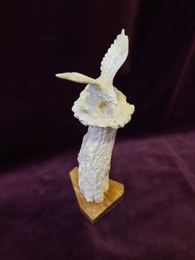 Скульптура "На вершине", бивень мамонта, рог лося, красное дерево