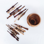 Набор деревянных крючков для вязания из 16 штук с клубочницей (органайзером). KN1