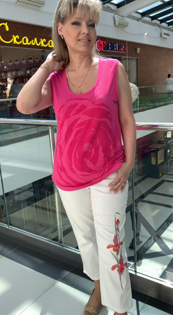 Яркая футболка-майка с  принтом из прозрачных камушков