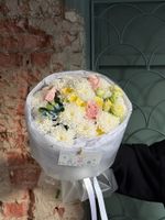 Букет из кустовых пионовидных роз, одноголовой розы, оксипеталума и хризантемы