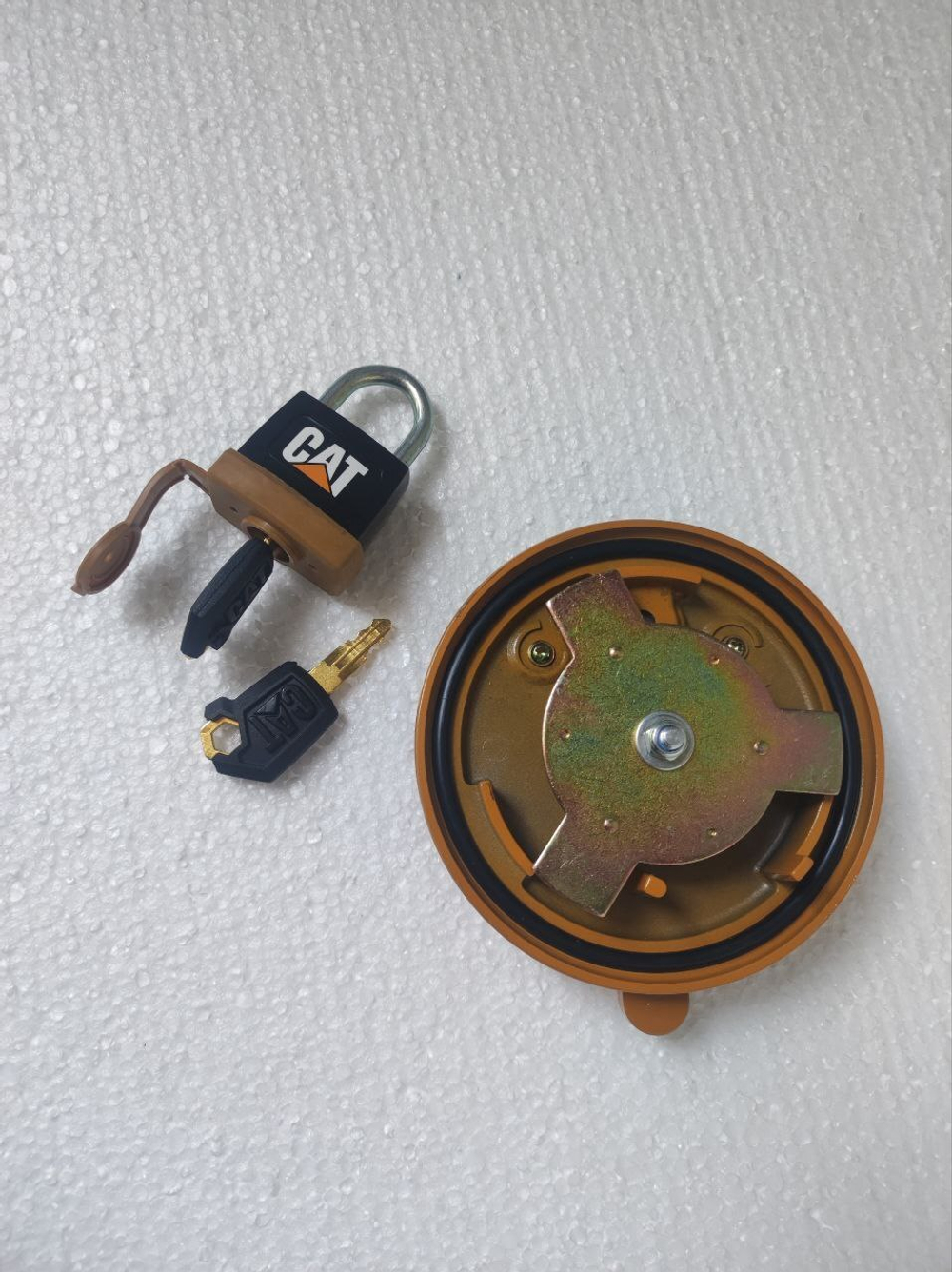 Крышка бензобака CAT  7X-7700 / 106-8704 / 164-4858