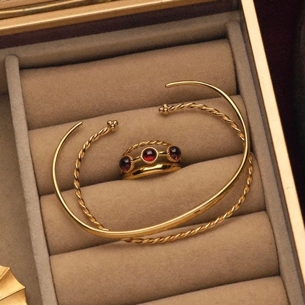 Кольцо КОЛТ позолота с гранатами