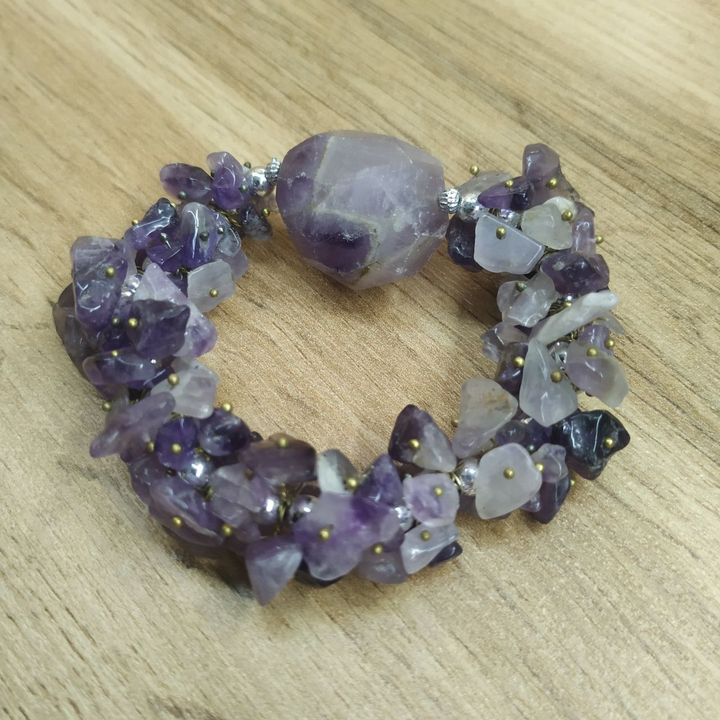 Браслет Аметист на резинке, граненый камень, крошка