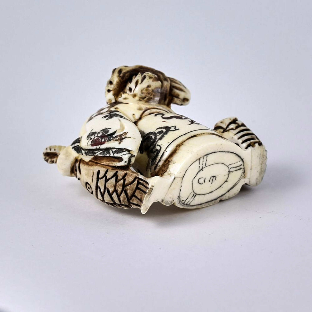 Нэцкэ Ребенок с огромным карпом, корзиной рыбы и хворостом за плечами