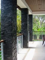 Натуральный камень Кварцит черный Pharaon 180x350x10-20 Модерн