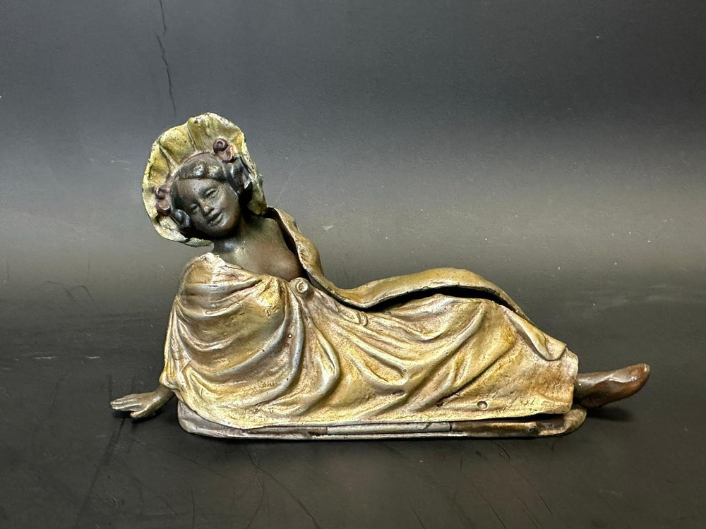 Бронзовая скульптура в стиле Венской бронзы «Девушка с сюрпризом»