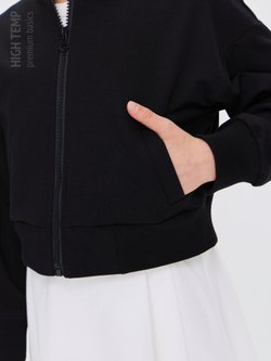 Укороченный бомбер из футера на молнии