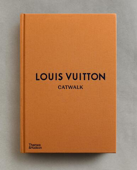 Louis Vuitton Catwalk. Полная коллекция подиумных образов (на английском языке)