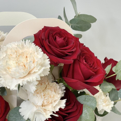 «Flower» композиция из красных роз,кремовых диантусов и эвкалипта