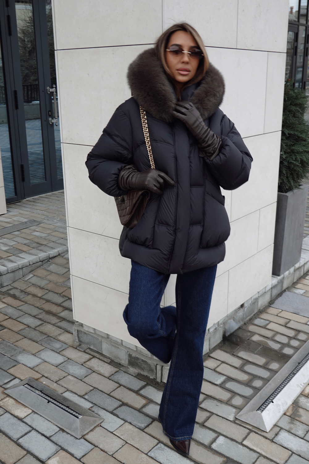 Пуховик с акцентными карманами и капюшоном