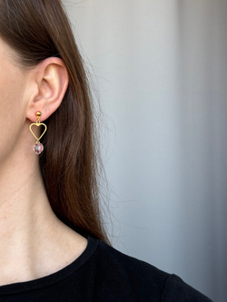 Серьги с подвесками в виде сердец и сиренвыми кристаллами Avon