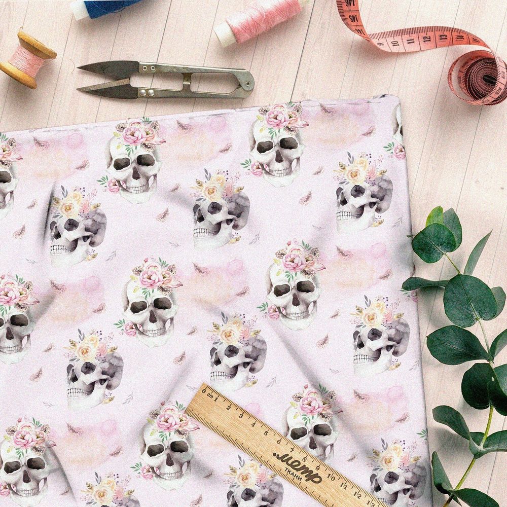 Ткань лен черепа в цветах на розовом