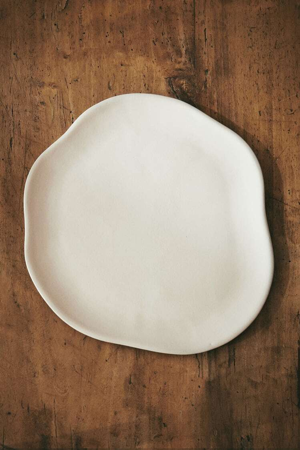 ZARA HOME АСИММЕТРИЧНАЯ КЕРАМИЧЕСКАЯ ПЛОСКАЯ ТАРЕЛКА, БЕЛЫЙ