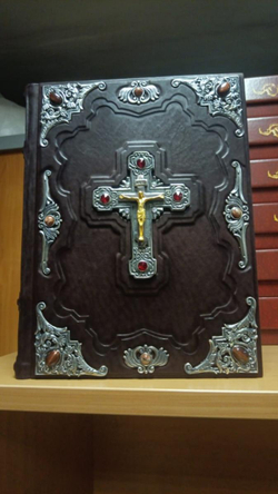 Книга подарочная в кожаном переплете с позолоченным распятием "Библия с иллюстрациями Доре"