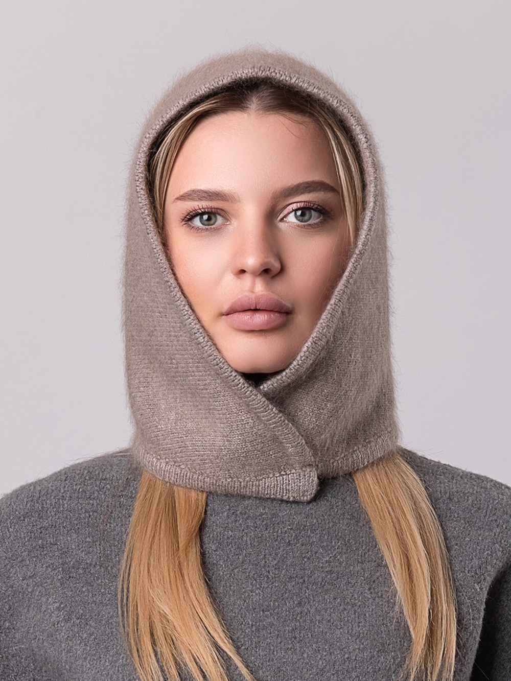 Капор Юка из пряжи енота