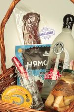 Подарочный набор. Водка Юрий Долгорукий и корзина с закусками.