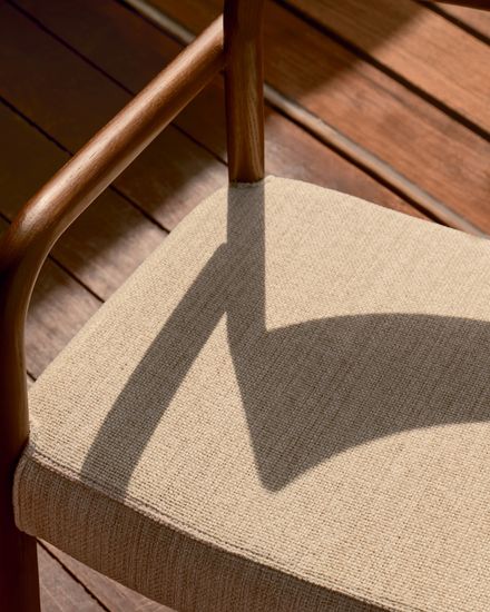 Стул Falconera со съемным чехлом из массива дуба с отделкой орех FSC Mix CreditСтул Falconera со съемным чехлом из массива дуба с черной отделкой FSC Mix Credit Испания La Forma