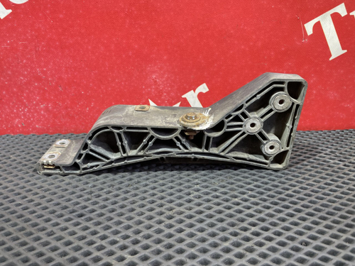 Кронштейн бампера левый