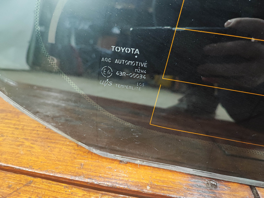 Стекло багажника правое Toyota Land Cruiser 200 Б/У Оригинал 6271060F50