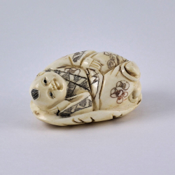 Нэцкэ Мальчик Карако на листе