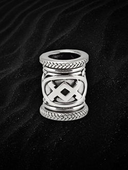 Фото руны Ингуз в виде шарма из серебра для браслета скандинавский оберег ручной работы на тёмном фоне