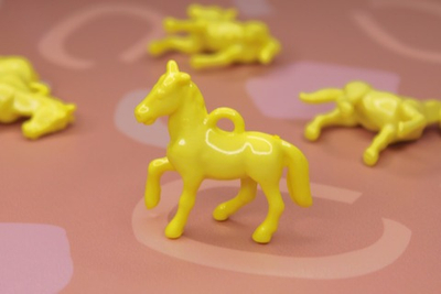 Подвеска лошадь желтая 45х42 мм акрил