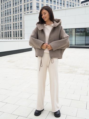 Коричневая куртка без утеплителя с объёмным капюшоном