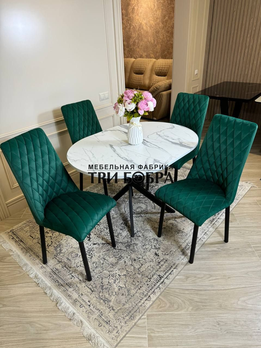 Круглый раздвижной стол "Лофт", итальянский мрамор и стулья "Бентли" изумруд