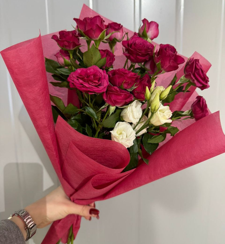 Букет из кустовых роз "Черри Блоссомс" с белой эустомой Букет из кустовых роз "Черри Блоссомс" с белой эустомой