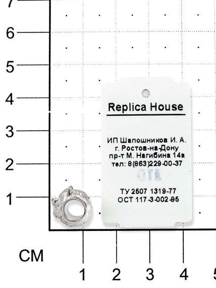 Картинка шарма подвески Лиса на предметной размерной сетке в масштабе и ювелирной биркой.
