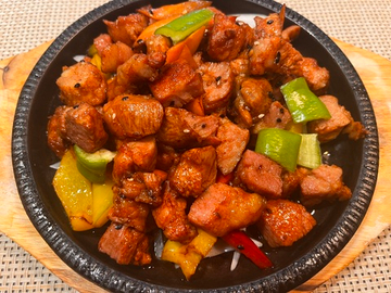 Свиная шея на сковороде с овощами