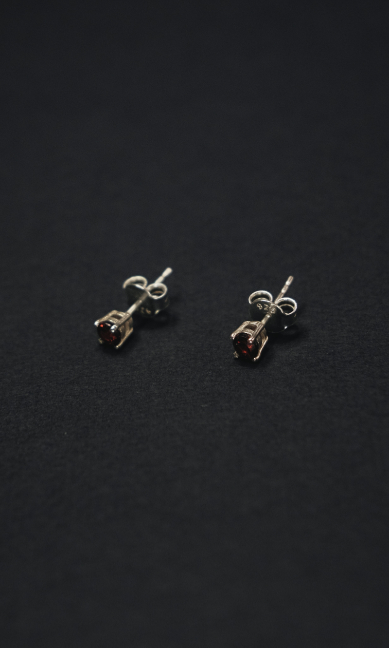 Серьги пуссеты "Memo about Relationship" из граната с серебром 925